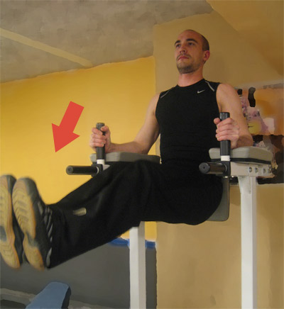 Benlyft: För att göra övningen hårdare kan du utföra den med raka ben.
